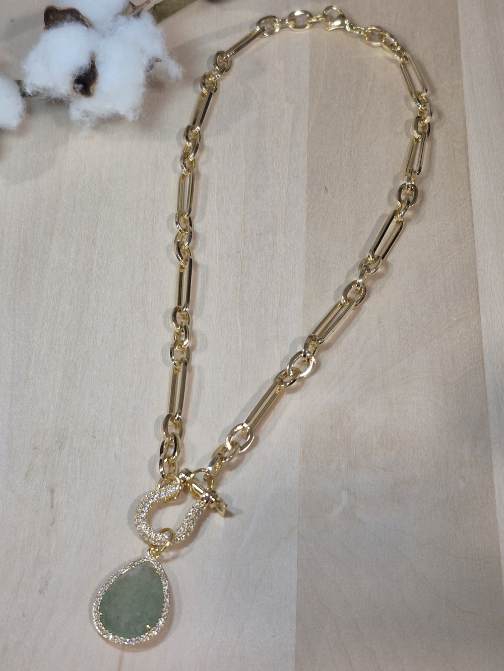 💚💛NEW💚💛 STUNNING!! PaperClip Green Natural Stone And CZ Horseshoe Necklace - Picture 4 of 13